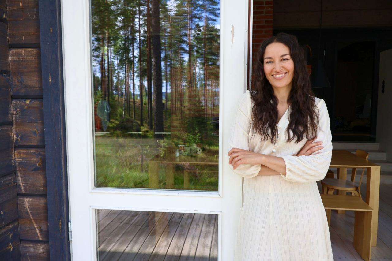 Kuten kaikki suomalaiset, myös minä rakastan mökkiäni. Mikä voisikaan olla parempi paikka viettää aikaa, kun juuri minun mökkipaikkakuntani, mökkijärveni tai terassilta aukeava marjametsäni?    Omaksi vapaa-ajanviettopaikakseni on valikoitunut Etelä-Savo. Mieheni suku on Saimaan rannoilta kotoisin ja omat lapseni viettävät nyt lomiaan samoissa maisemissa, kuin isänsä aikanaan. Asutamme mökkiä kolmen sukupolven voimin ja parhaat kala- ja sieniapajat kulkevat perimätietona jälkipolville. 