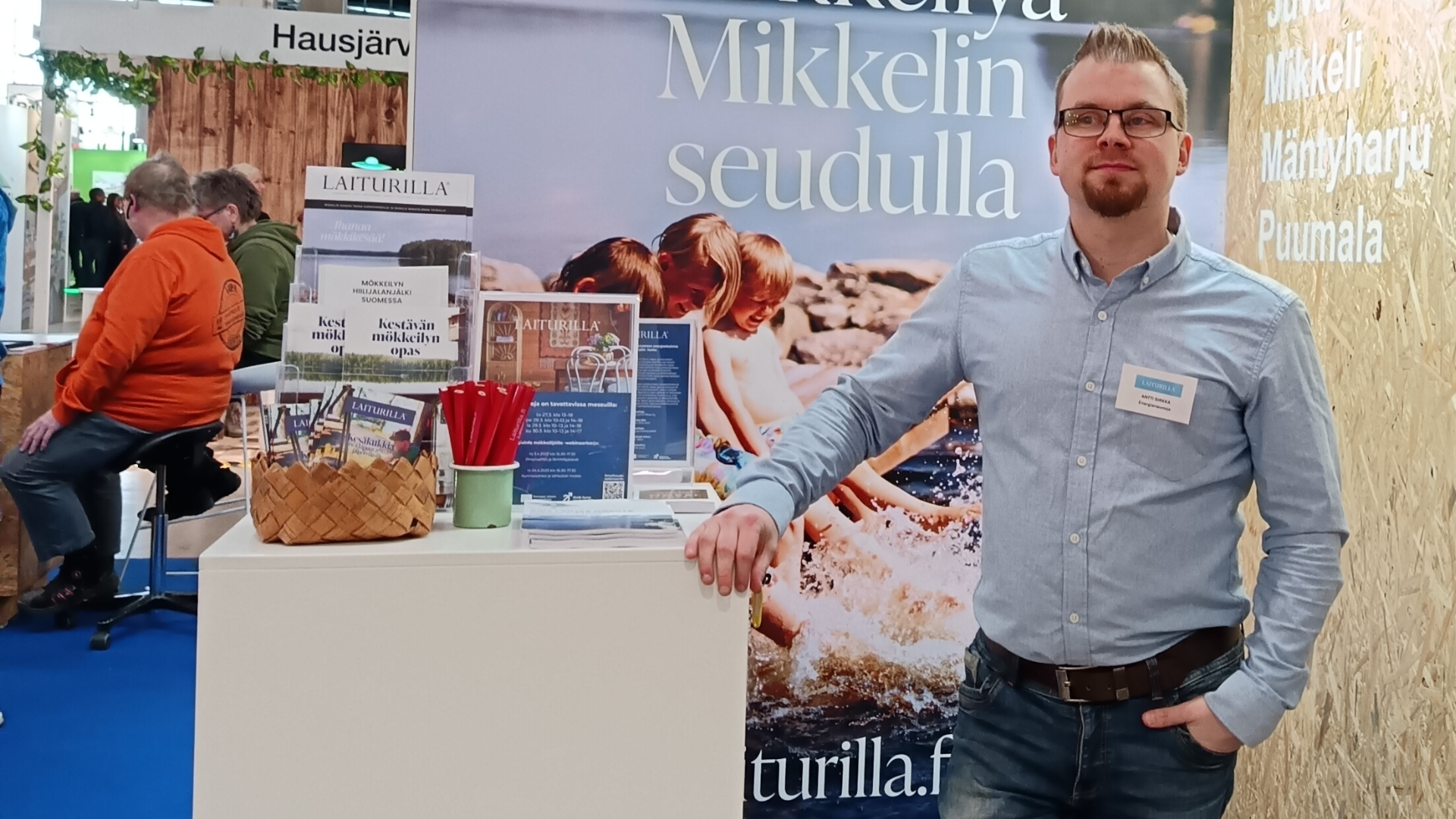 Moni meistä viihtyy mökillä yhä paremmin ja haaveilee mökkikauden pidentämisestä. Samalla vapaa-ajanasunnon käyttöaste nousisi. Harkitsetko asuinolosuhteiden parantamista kevääseen ja syksyyn sopiviksi tai jopa ympärivuotista talvikäyttöä silmällä pitäen? Ennen mökin korjaustöitä kannattaa pohtia, minä vuodenaikoina mökillä tulee oleskelemaan ja missä järjestyksessä mökkiolosuhteita alkaa kehittää. 
