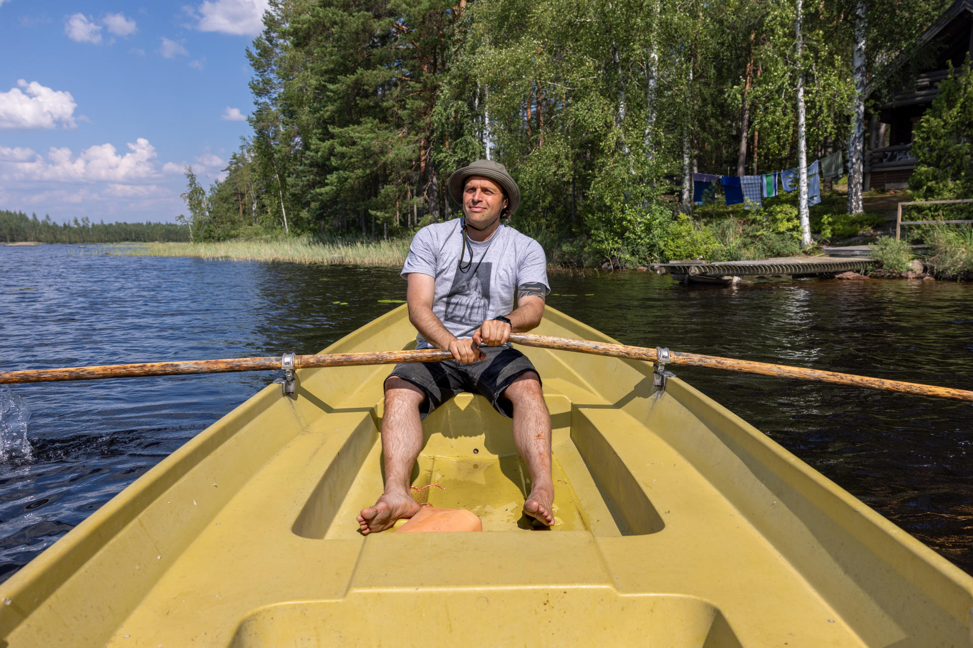 Olen parantumaton mökkiromantikko. Suhteeni mökkeilyyn on kuitenkin kaikkea muuta kuin suoraviivainen. Lapsuudessani mökkeily oli ikävää pakkopullaa, kaikkea muuta kuin huoletonta leikkiä tai kotoisaa oleilua villasukat jalassa takkatulen äärellä. Asuttuani vuosia Englannissa ja palattuani Suomeen kolmenkympin korvilla löysin mökkeilyn uudelleen.
